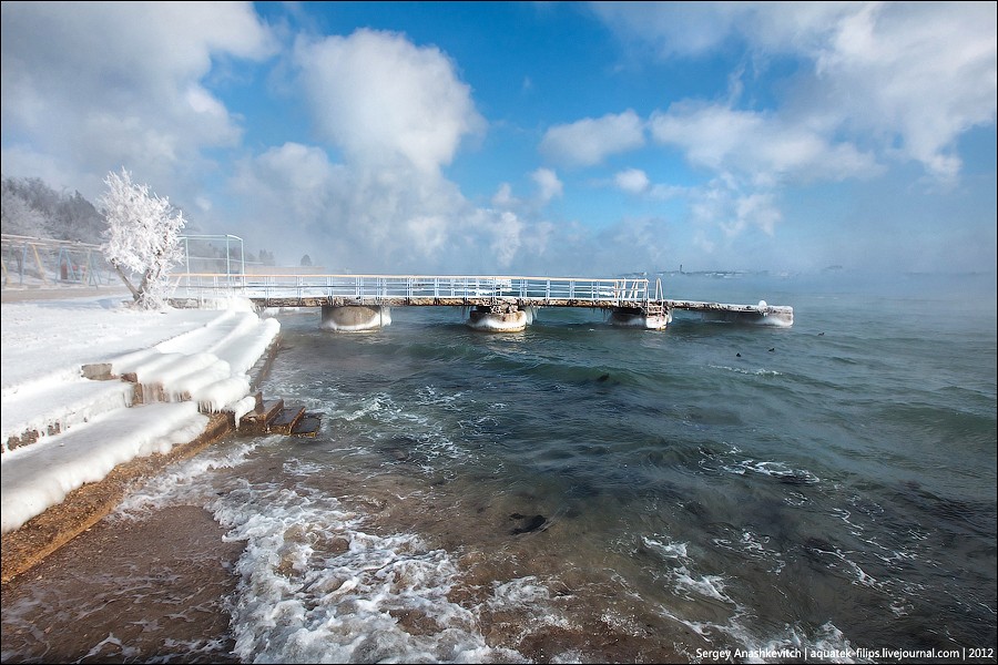 Tuyết trắng xóa bao phủ cầu tàu ở  Bán đảo Crimea vào tháng 1/2012.